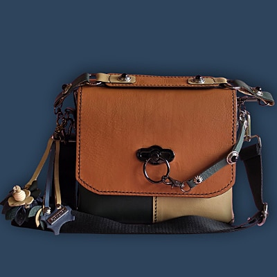 Braune Handtasche aus verschiedenen Resten